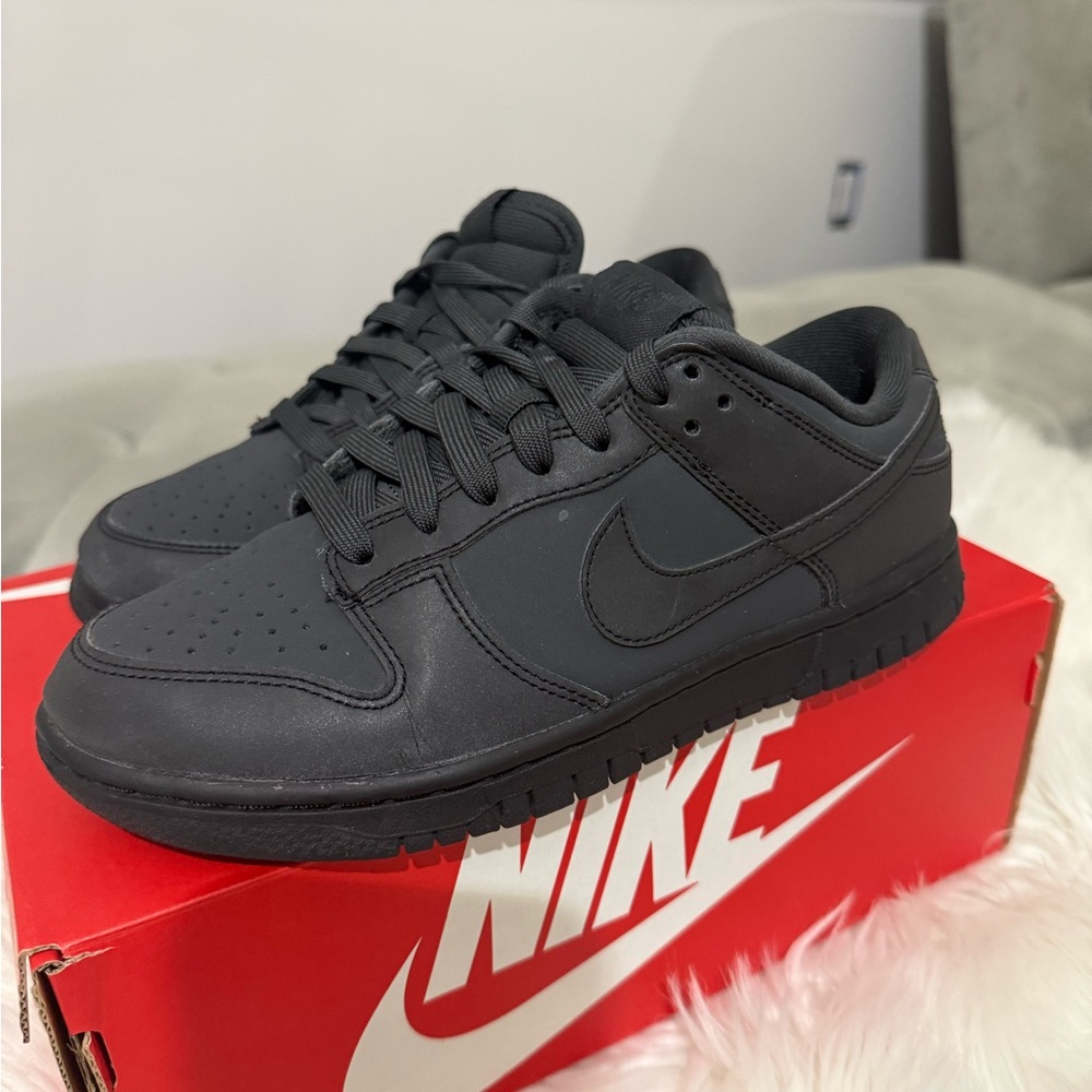Nike Women’s Black Dunk Low Cyber Size 6